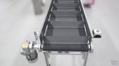 Gurtförderband KF50 mit Filzgurt und Mitnehmer